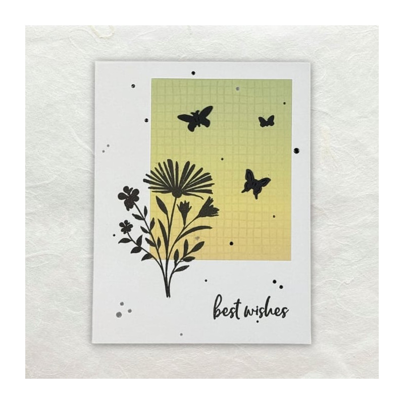 Silhouette zwarte bloemen en vlinders op een zacht geel / groene achtergrond met subtiel raster.