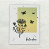 Silhouette zwarte bloemen en vlinders op een zacht geel / groene achtergrond met subtiel raster.