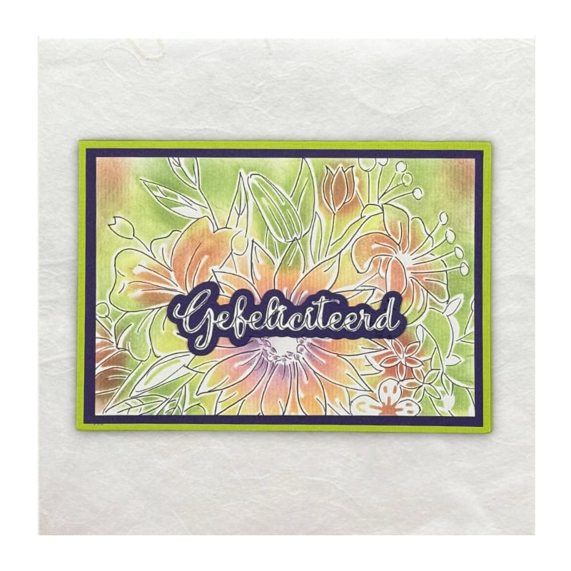 Gesjabloneerde bloemen en bloemblaadjes geaccentueerd met een zwarte fineliner.