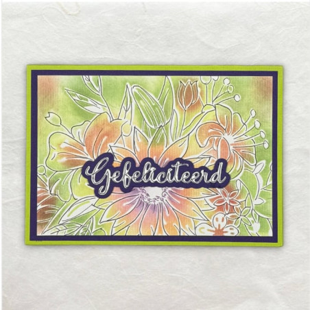 Gesjabloneerde bloemen en bloemblaadjes geaccentueerd met een zwarte fineliner.