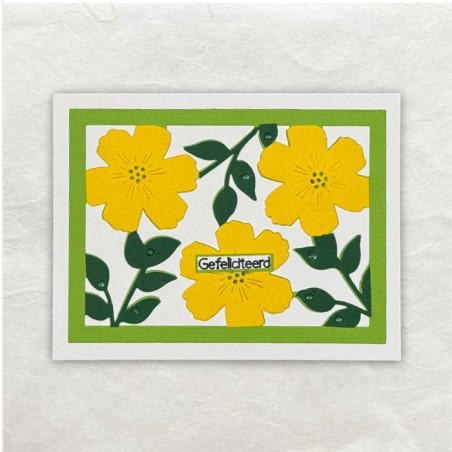 Een gestanst frame gevuld met gele bloemen en groene blaadjes.