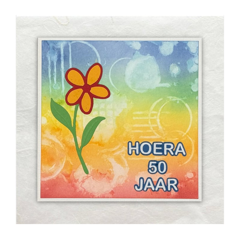 Achtergrond in Distress Oxide gesjabloneerd, vormen met water gestempeld en afgemaakt met een gestanste bloem.