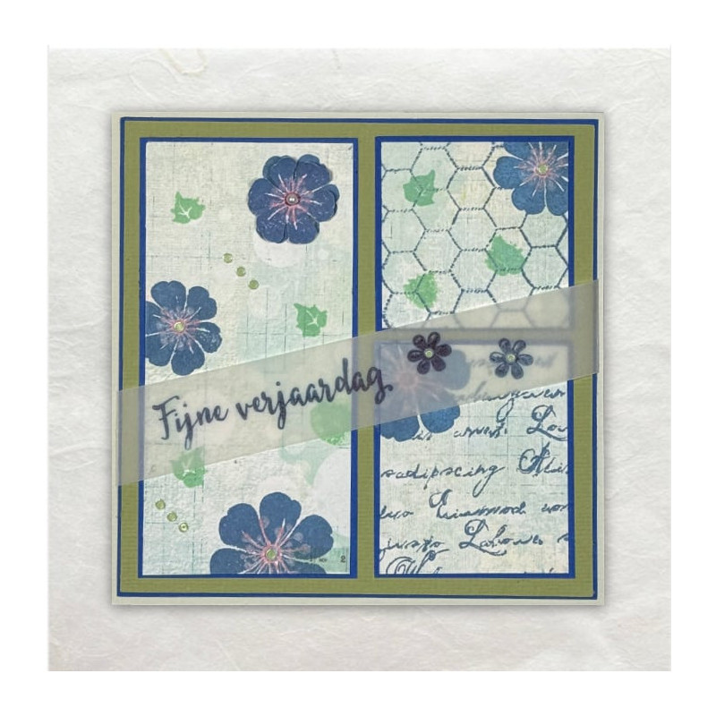 Designpapier gestempeld met bloemen en honingraat. De tekst op doorschijnend vellum maakt er een verjaardagskaart van.