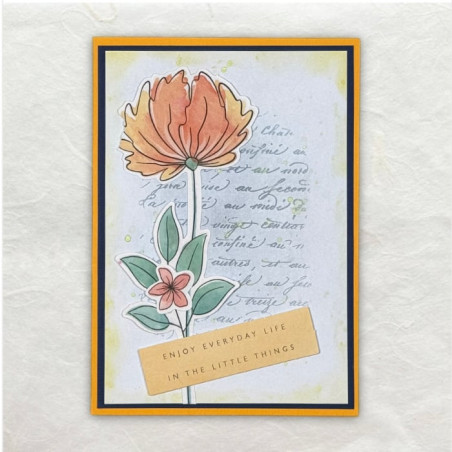 Oranje, geel grote bloem met de contrasterende tekst dat het leven in de kleine dingetjes zit.
