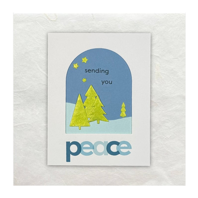 De blauwkleurige tekst Peace is met een rub-on op deze kaart aangebracht. De lichtgroene kerstbomen zijn glimmend.