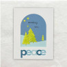 De blauwkleurige tekst Peace is met een rub-on op deze kaart aangebracht. De lichtgroene kerstbomen zijn glimmend.