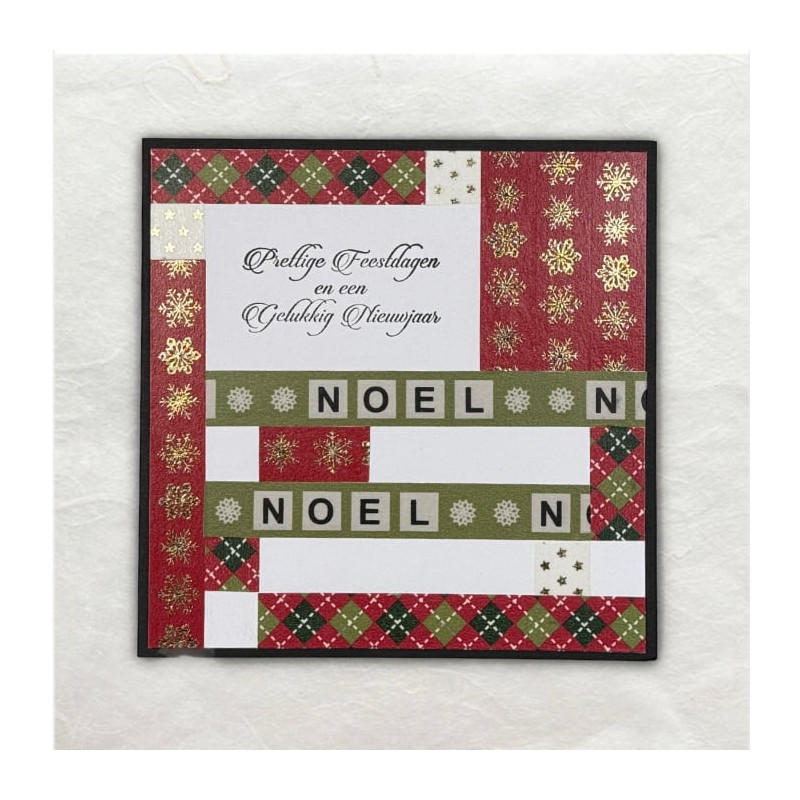 Een abstracte, haaks patroon gemaakt van diverse stroken washitape in de traditionele kleuren van kerst, rood, groen en goud.
