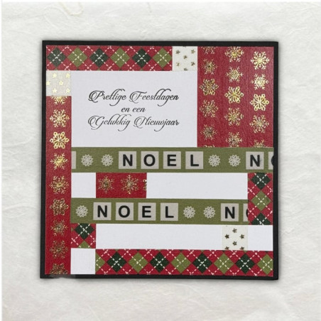 Een abstracte, haaks patroon gemaakt van diverse stroken washitape in de traditionele kleuren van kerst, rood, groen en goud.