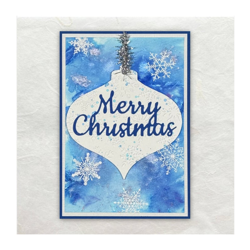 Met Pixie Powders de achtergrond van deze kaart geaquarelleerd waarna de Kerstbal prominent ervoor kwam te hangen.