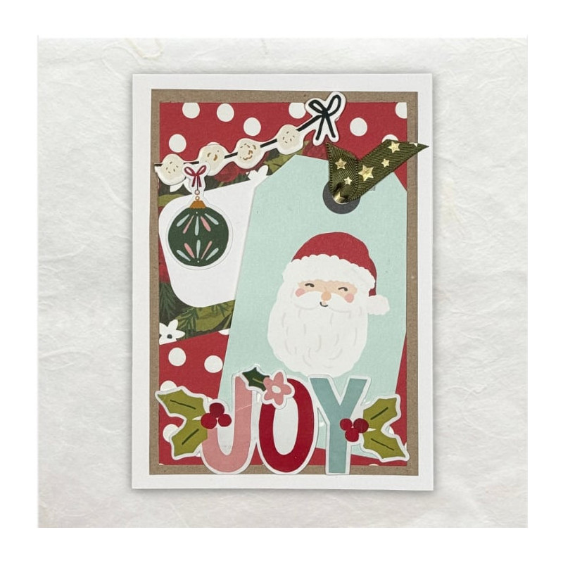 Designpapier, stickers, chipboard, een tag en een strikje maken deze kerstkaart compleet.