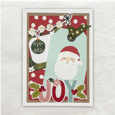 Designpapier, stickers, chipboard, een tag en een strikje maken deze kerstkaart compleet.