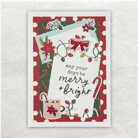 Merry And Bright op de Label van deze kerstkaart in de traditionele rood en groen tinten.