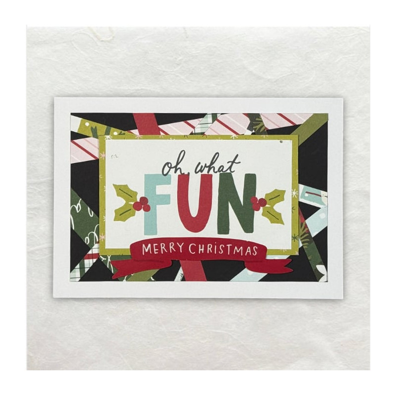 Zwart is niet alledaags voor een kerstkaart. De Kerststroken samen met het frame Fun vrolijken de kaart weer op.