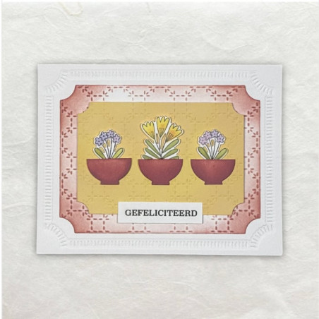 Bloemschalen met plantjes erin. Zowel deze als de achtergrond zijn met Distress Oxide stempelinkt gesjabloneerd.