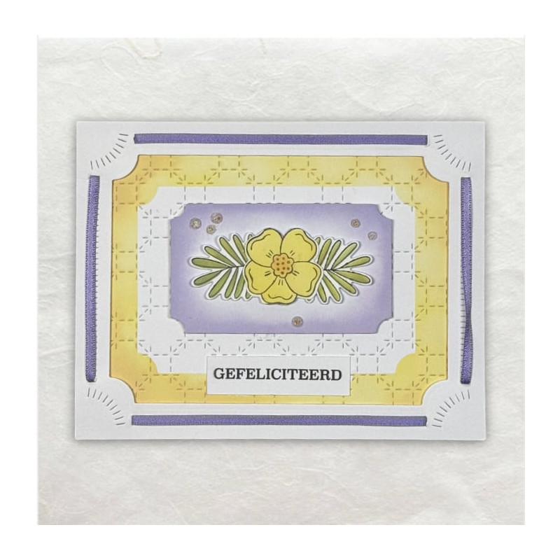 Een gestanst frame, een gestanste achtergrond en een gestanst frame met een bloem in het midden vormen deze kaart.