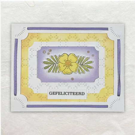 Een gestanst frame, een gestanste achtergrond en een gestanst frame met een bloem in het midden vormen deze kaart.