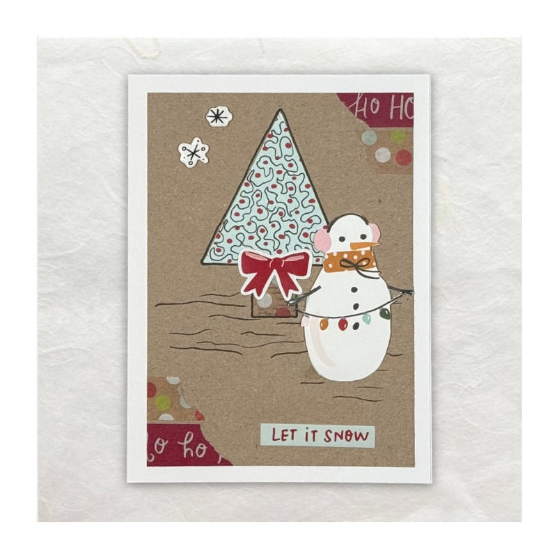 Een plaatje voor de kerstboom gemaakt van designpapier en washitape. De boom is met een zwarte pen verder gedesignd.