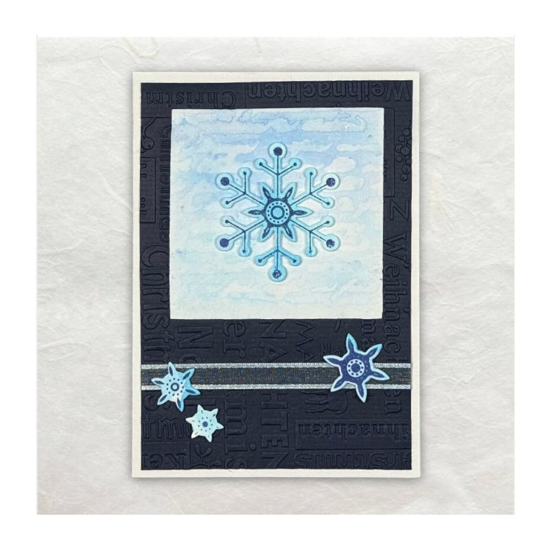 De blauwe sneeuwvlok is gestempeld en bevindt zich in een uitgestanst frame vol met geemboste kerstteksten.