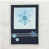 De blauwe sneeuwvlok is gestempeld en bevindt zich in een uitgestanst frame vol met geemboste kerstteksten.