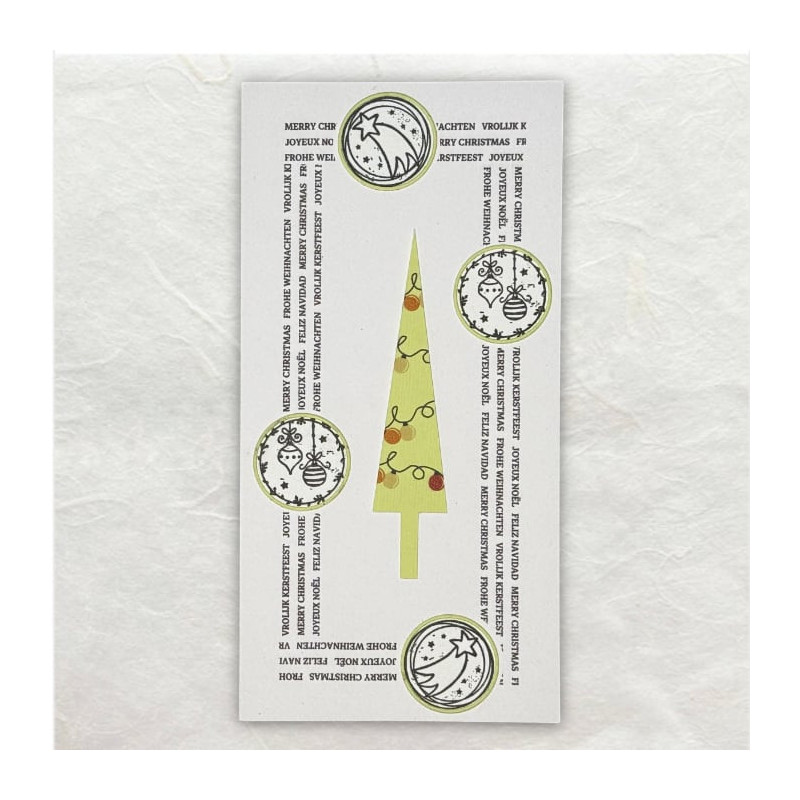 Een smalle kerstboom uitgesneden met de Cricut en met de Colop handprinter voorzien van lampjes.