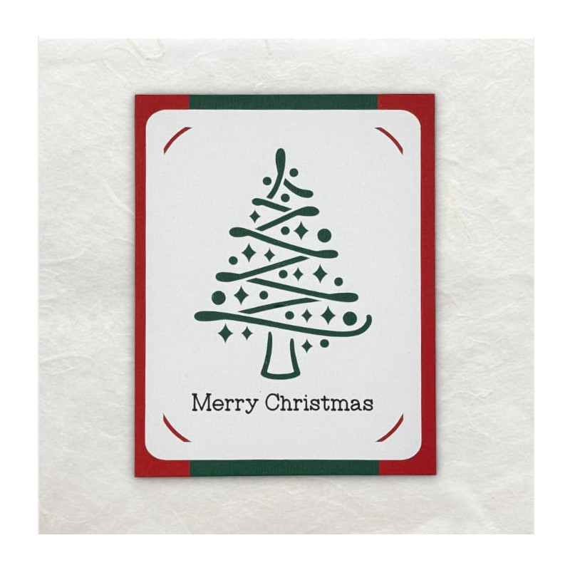 Deze kerstboom is gemaakt met de Cricut. De achterzijde zij geplakte stroken papier.