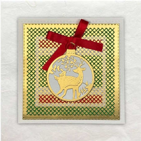 De achtergrond op deze kaart is geborduurd nadat de gaatjes gestanst waren. De kerstbal is een stansmal.