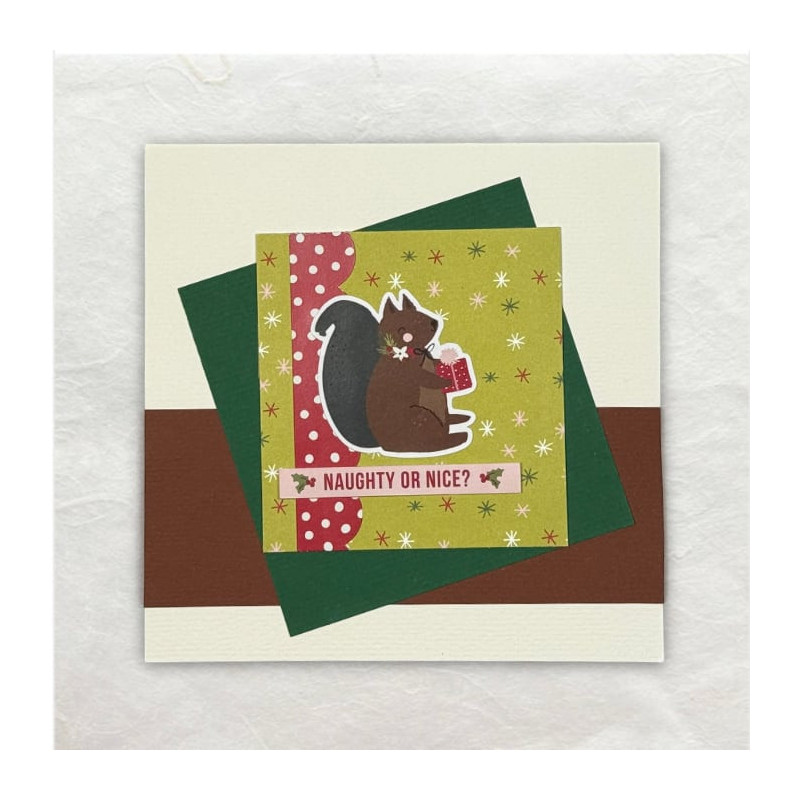 Een Clean And Simple Kerstkaart, stoken papier, designpapier en een sticker.
