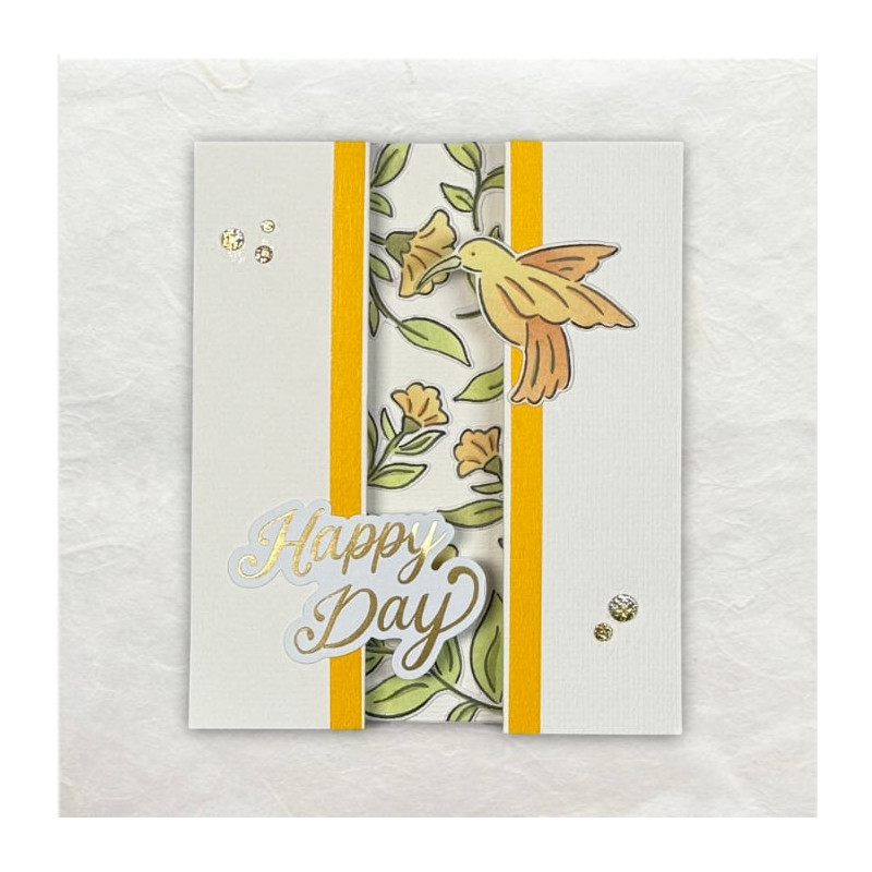 De kaart is op een bijzondere wijze gevouwen. De bloemen en de vogel zijn gesjabloneerd en gestanst.