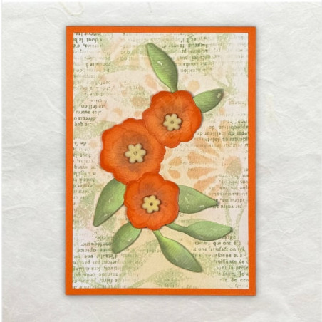 De achtergrond is gesjabloneerd en de tekst is er vintage op gestempeld. De bloemen gesjabloneerd en gestanst.