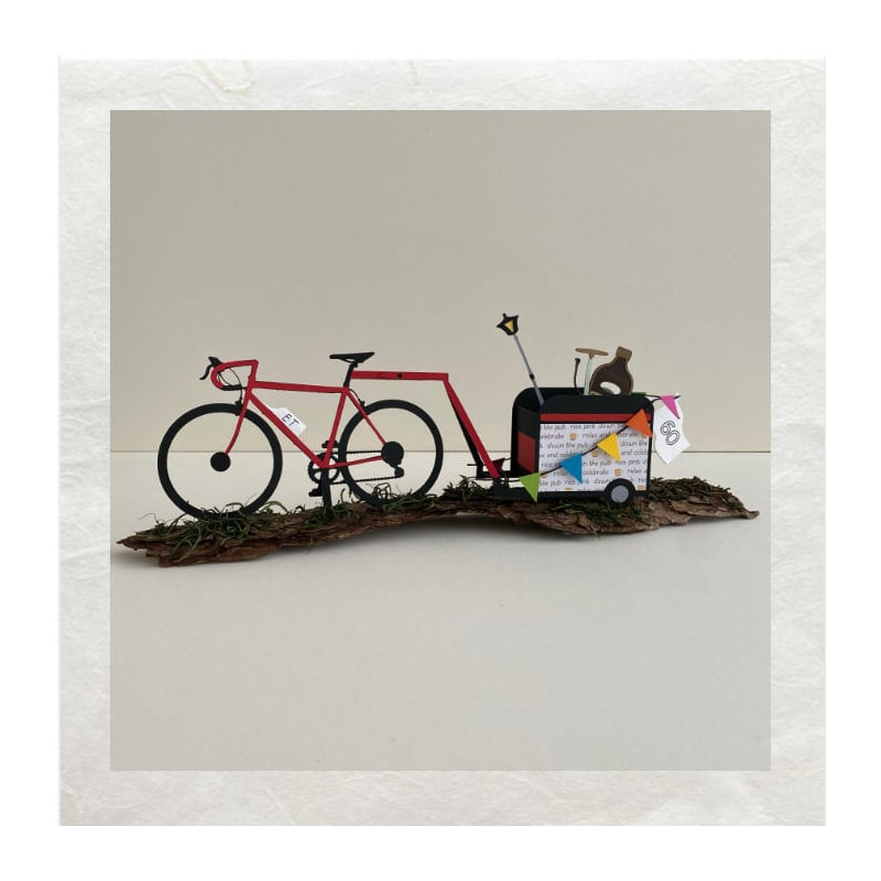Fiets met aanhangwagen vol met cadeautjes is als papieren 3D creatie gemaakt.