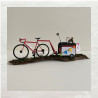 Fiets met aanhangwagen vol met cadeautjes is als papieren 3D creatie gemaakt.