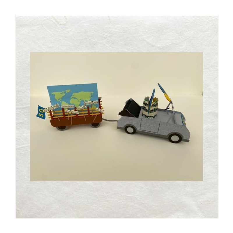 Een mini morris volledig gemaakt uit papier in een 3D uitvoering. Dit is het zij aanzicht met aanhanger.