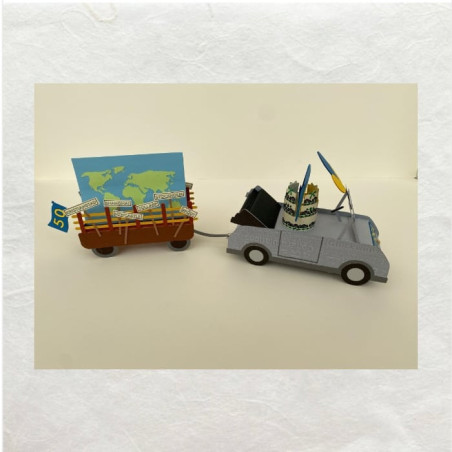 Een mini morris volledig gemaakt uit papier in een 3D uitvoering. Dit is het zij aanzicht met aanhanger.