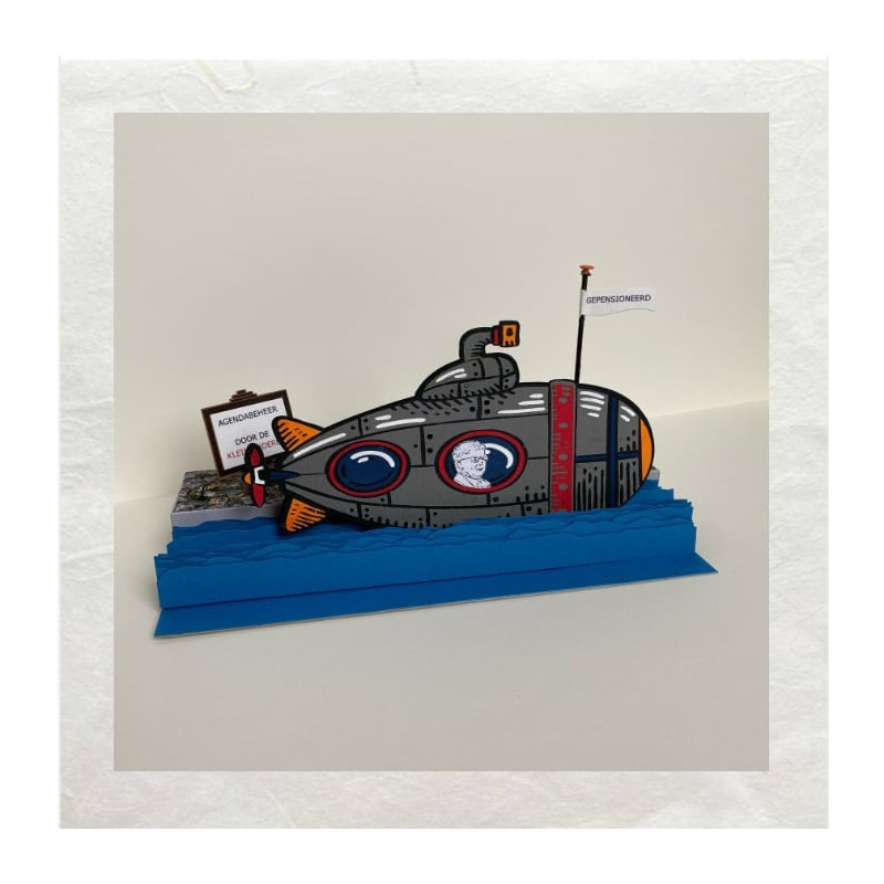 Volledig uit papier gemaakt, ook de kade waar de boot aan ligt. Dit de de achterzijde.