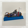 Volledig uit papier gemaakt, ook de kade waar de boot aan ligt. Dit de de achterzijde.