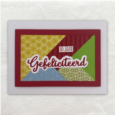 Een abstract mozaiek met vrolijke kleuren gemaakt uit gestanste vormen.