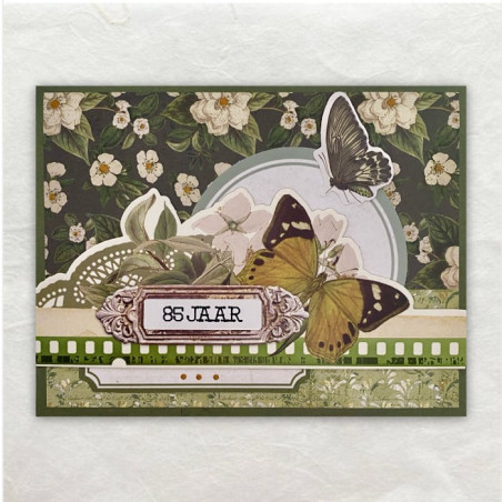 Designpapier, diecut vormen en chipboards ... een kaart in een typisch Amerikaanse stijl geplakt.