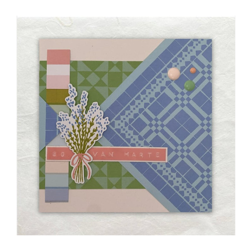 Het patroon van deze kaart is gemaakt met geometrische vormen uit designpapier. De die cut maakt deze kaart af.