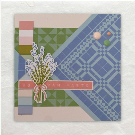 Het patroon van deze kaart is gemaakt met geometrische vormen uit designpapier. De die cut maakt deze kaart af.