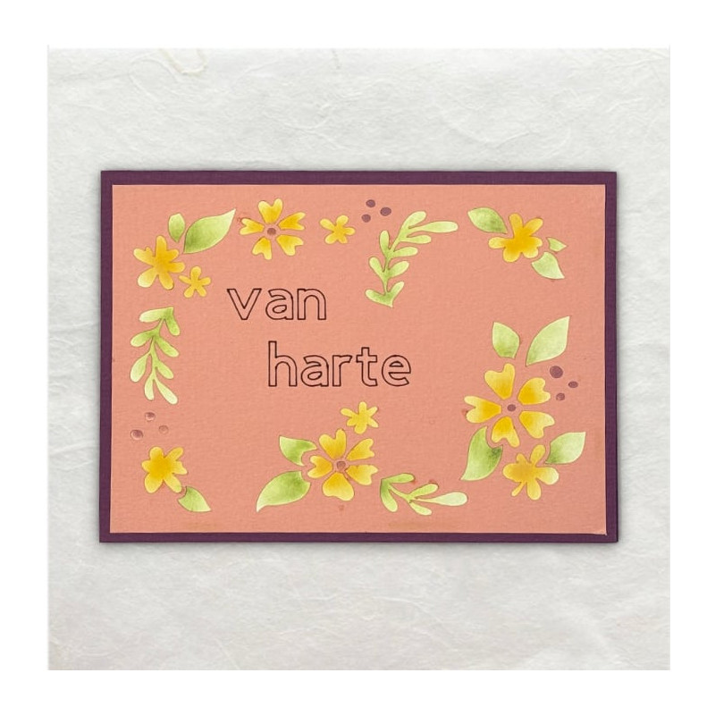 Een frame van bloemen en blaadjes omrand de felicitatietekst.