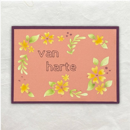 Een frame van bloemen en blaadjes omrand de felicitatietekst.